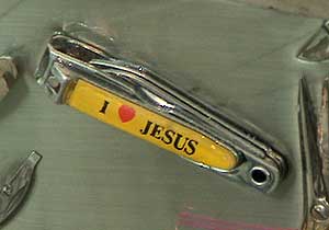 (Jesus loves short nails)
